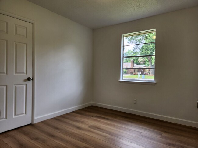 Building Photo - Stunning 4 bedroom, 2 bathroom home locate...