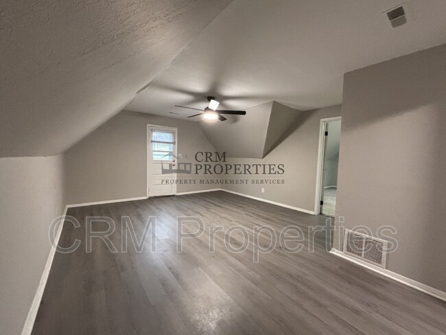 Building Photo - 1039 S Washington St