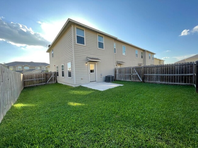 Building Photo - Town home for rent