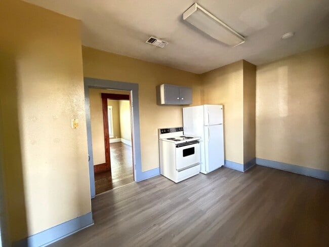 Building Photo - 4 bedroom 2 bath house!