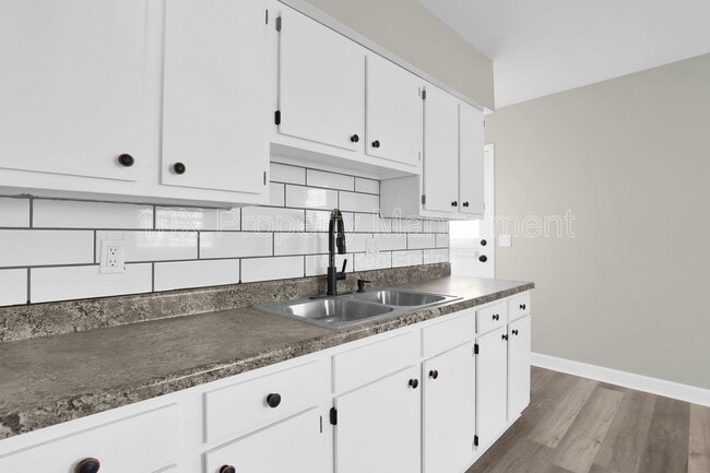 Building Photo - 711 S Chesterfield Rd