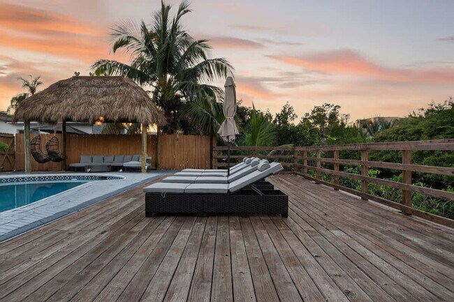 Building Photo - 2365 NE 195th St