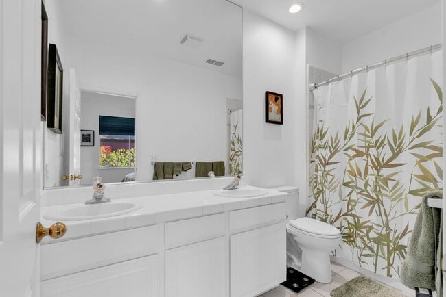 Building Photo - Quiet and Spacious 2 Bedroom Condo in Sunny Novato!