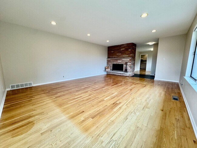 Building Photo - Large Mid-Century Home in Magnolia! AVAILABLE 6/8/2026!