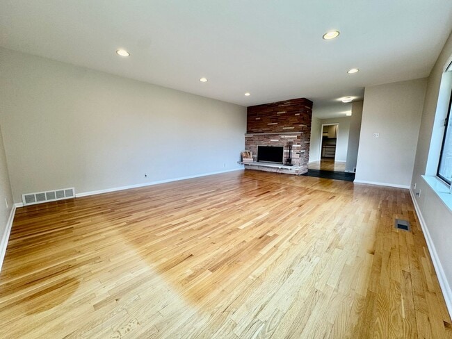 Building Photo - Large Mid-Century Home in Magnolia!
