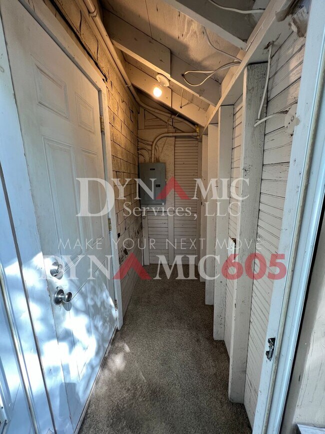 Building Photo - Upper Level 1 Bedroom, 1 Bathroom Apartmen...