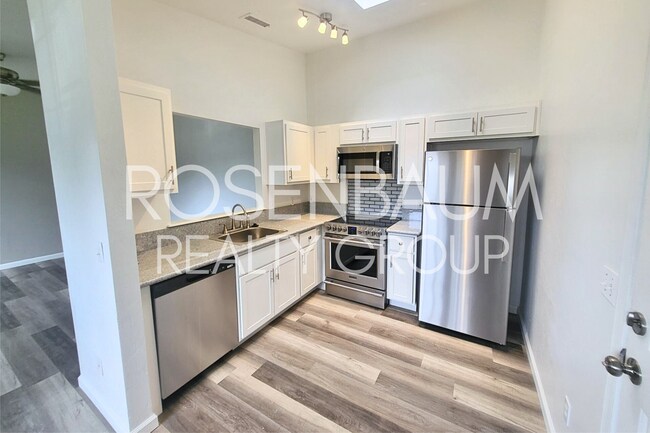 Building Photo - Charming 2-bedrooms, 2-baths duplex locate...