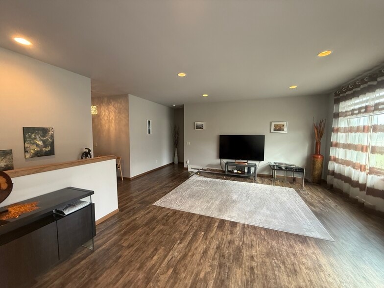 Living Roo - 327 Sunshine Ln