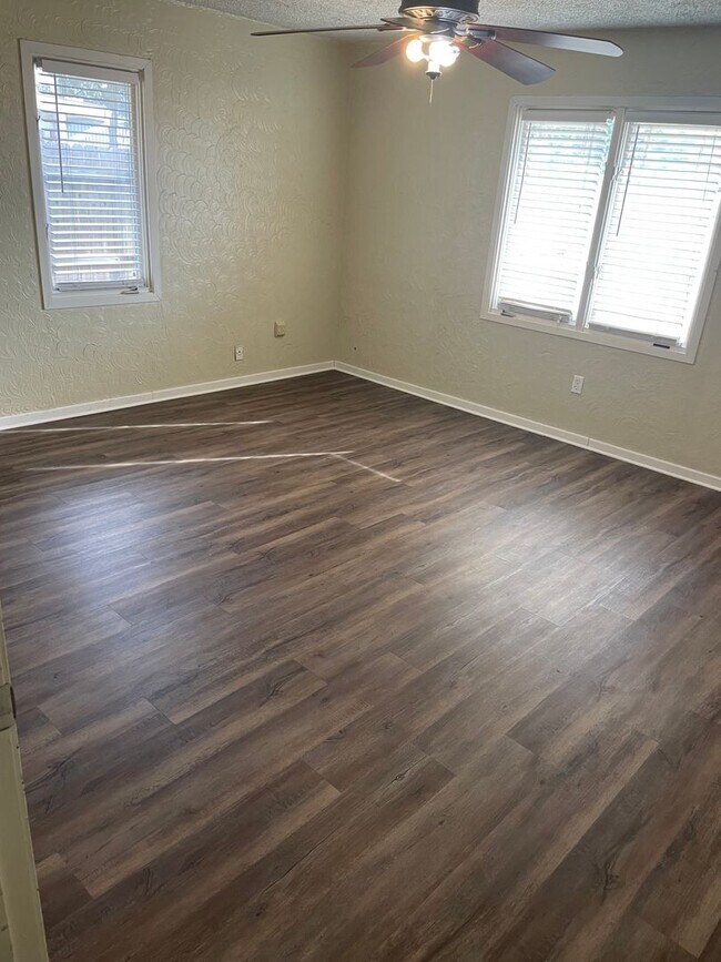 Building Photo - BACK ON THE MARKET!!!  Large Ranch Style R...