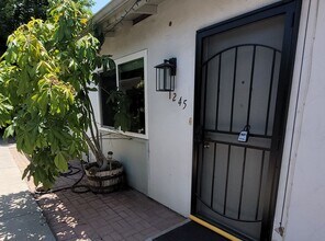 Building Photo - Renovated 2 Bed / 1 Bath