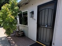 Building Photo - Renovated 2 Bed / 1 Bath