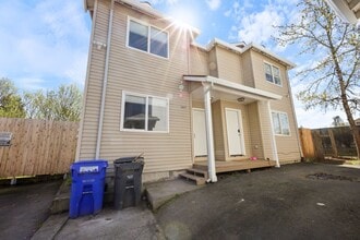 Building Photo - 2-Bedroom Duplex in SE Portland