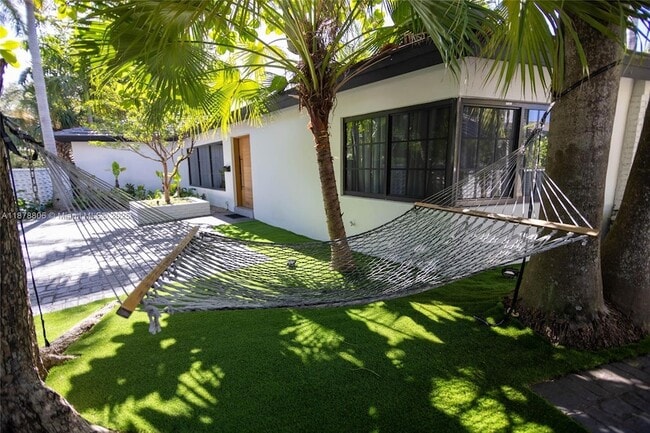 Building Photo - 2500 Bayview Dr