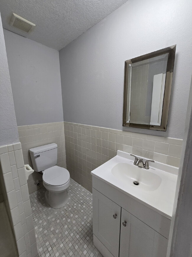 Building Photo - 2 bed, 2 bath duplex in New Port Richey