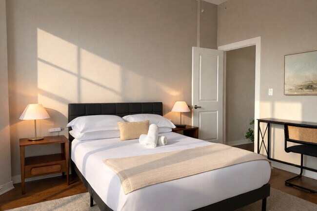 Building Photo - 736 N Throop St