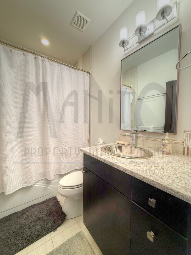 Building Photo - Spacious South Hill Home