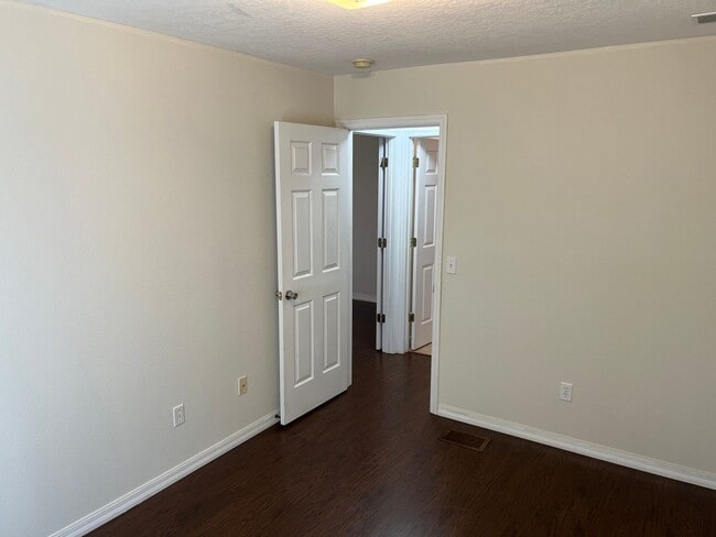 Building Photo - 409 Coconut Palm Way