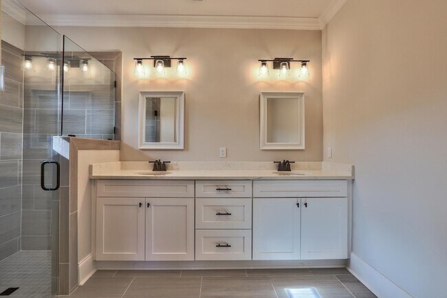 Building Photo - 43 Saralan Gdn Dr