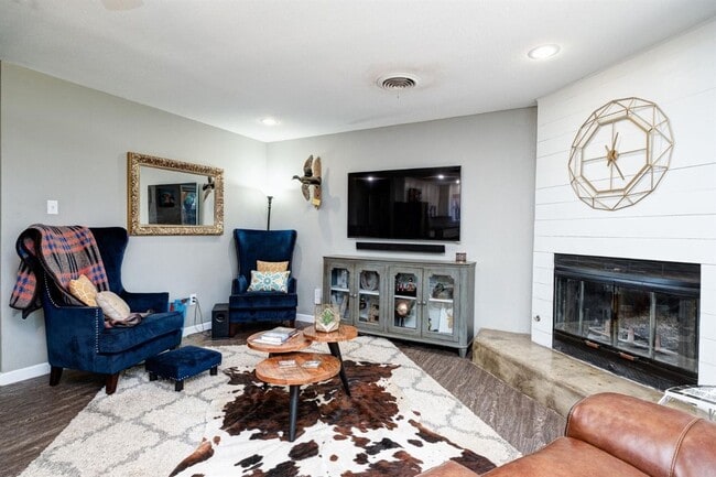 Building Photo - Pre-Leasing - 3 bed 2 bath