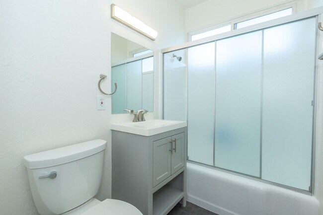 Building Photo - Refreshed 1 bed / 1bath Second Floor Unit in the Heart of Pacific Beach!