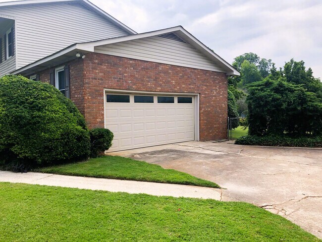 Building Photo - 218 Marty Dr