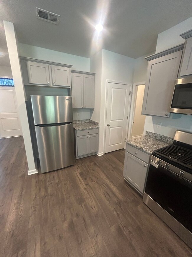 Building Photo - 304 Emery Oak Dr