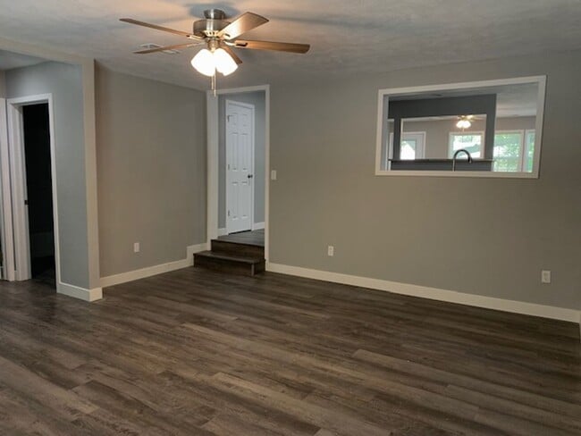 Building Photo - Beautiful 3 Bedroom 2 Bath 2 Living Areas + Detached 1 Car Garage/ Workshop