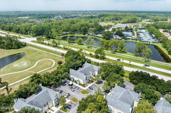 Building Photo - 13700 Richmond Park Dr N