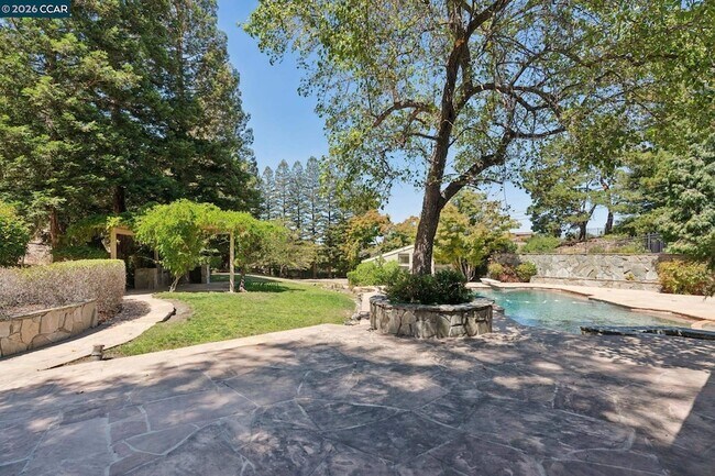 Building Photo - 660 La Casa Via
