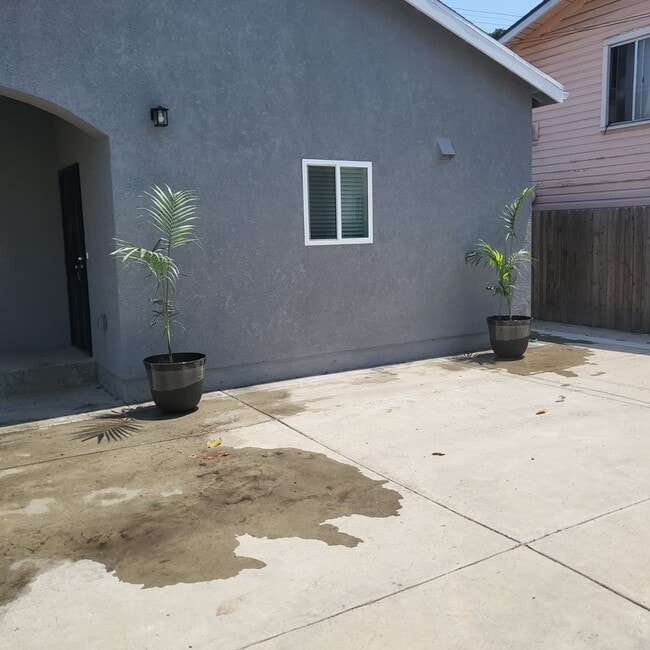 Building Photo - 2906-2902 S Palm Grove Ave