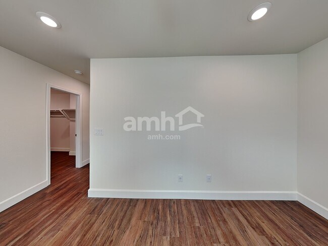 Building Photo - 831 Longwood Gdns St