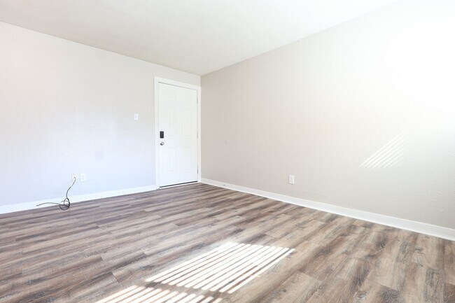 Building Photo - Beautiful 1 Bedroom w/ Off-Street Parking