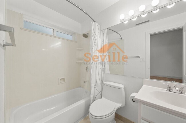Building Photo - Renovated 2BD/2BA Condo Near Lake Merritt — Private Balcony & In-Unit Laundry
