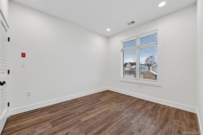 Building Photo - 19 Welling Pl