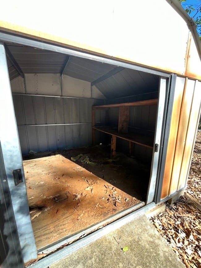 Building Photo - Beautiful 4 Bed, 2 Bath Brick Home Near Robins Air Force Base!