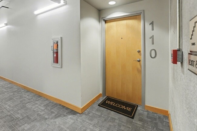 Building Photo - Condo - $1900 Rent - 2 bed