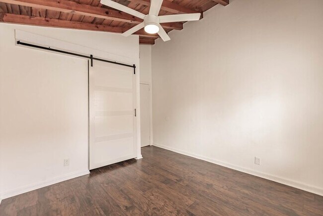 Building Photo - TWO BEDROOM CHARMER IN WEST PALM BEACH