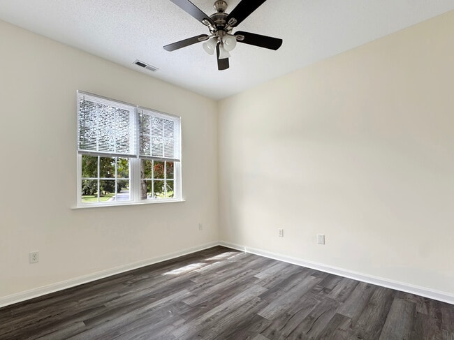 Building Photo - 4333 Oakwood Cir