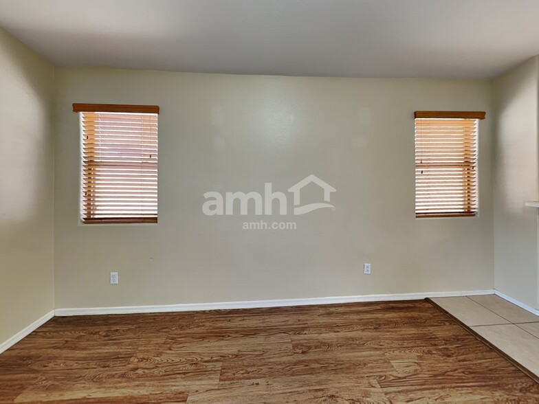 Building Photo - 10772 W Mountain View Dr