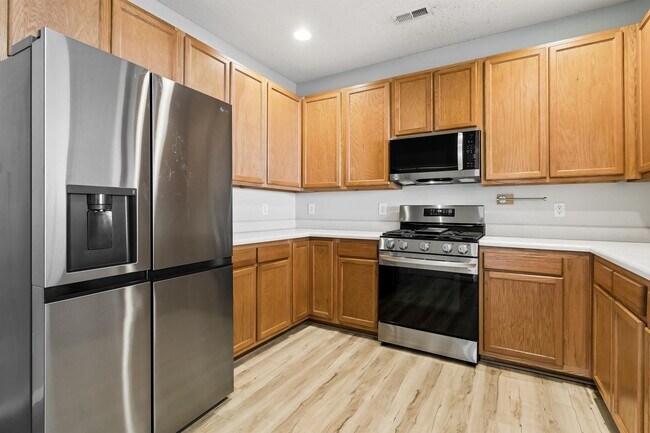 Building Photo - 3 BR 3 BA Townhouse