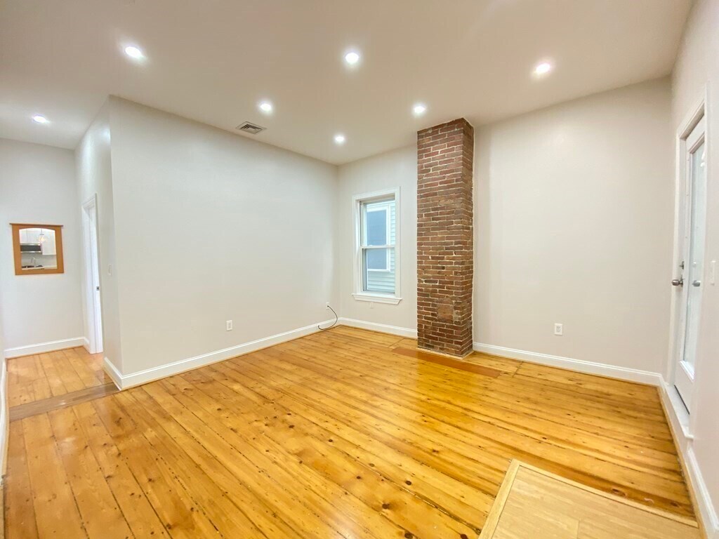 Building Photo - 258 W Broadway