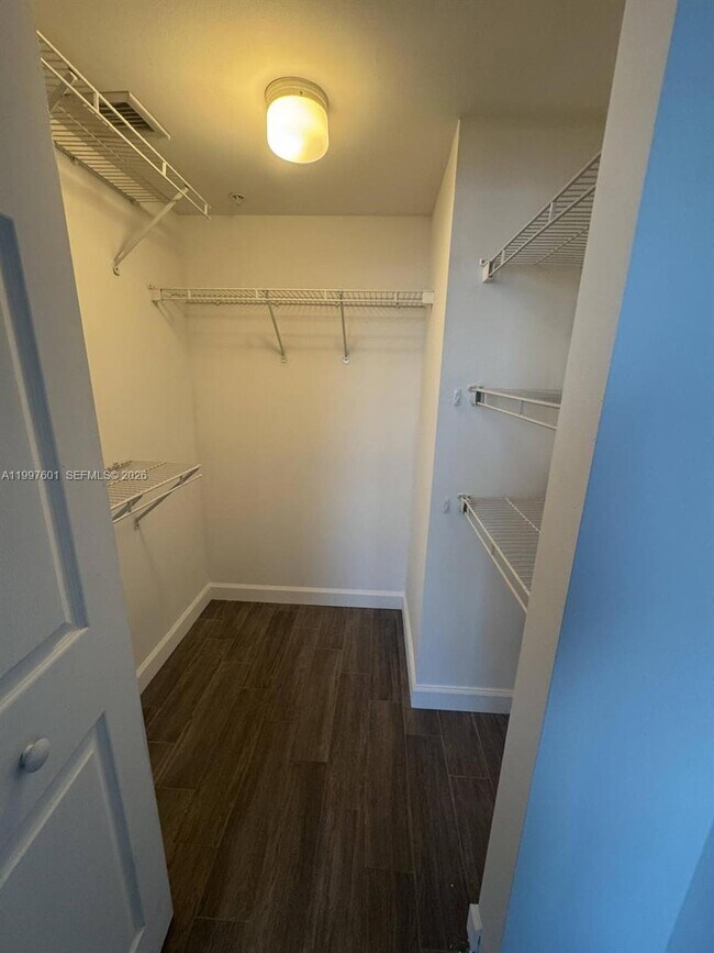 Building Photo - 1155 Brickell Bay Dr