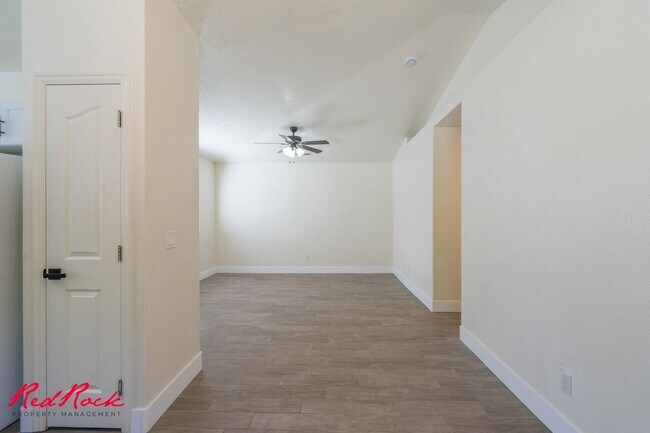 Building Photo - Small Dog Friendly! 3 Bedroom Single-Level...