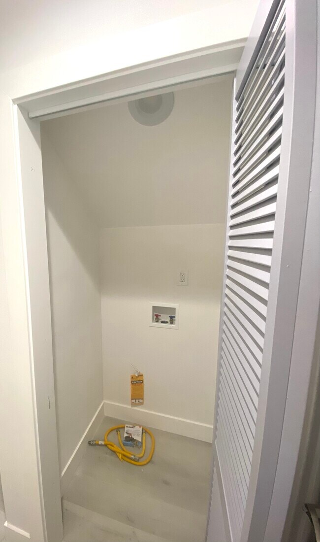 Washer/dryer hookup - 3711 Veteran Ave