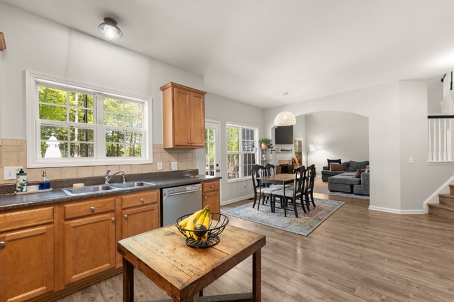 Building Photo - Spacious 5 Bedroom/3 Bath Home with Basement!