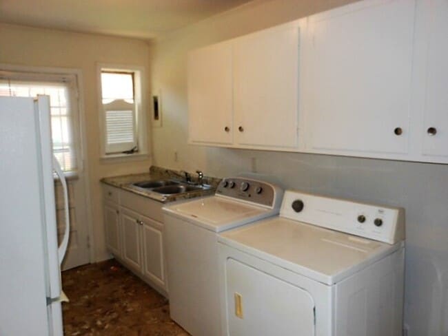 Building Photo - 2711 Columbus Cir