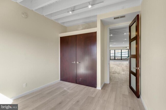 Building Photo - 2520 E Hagert St
