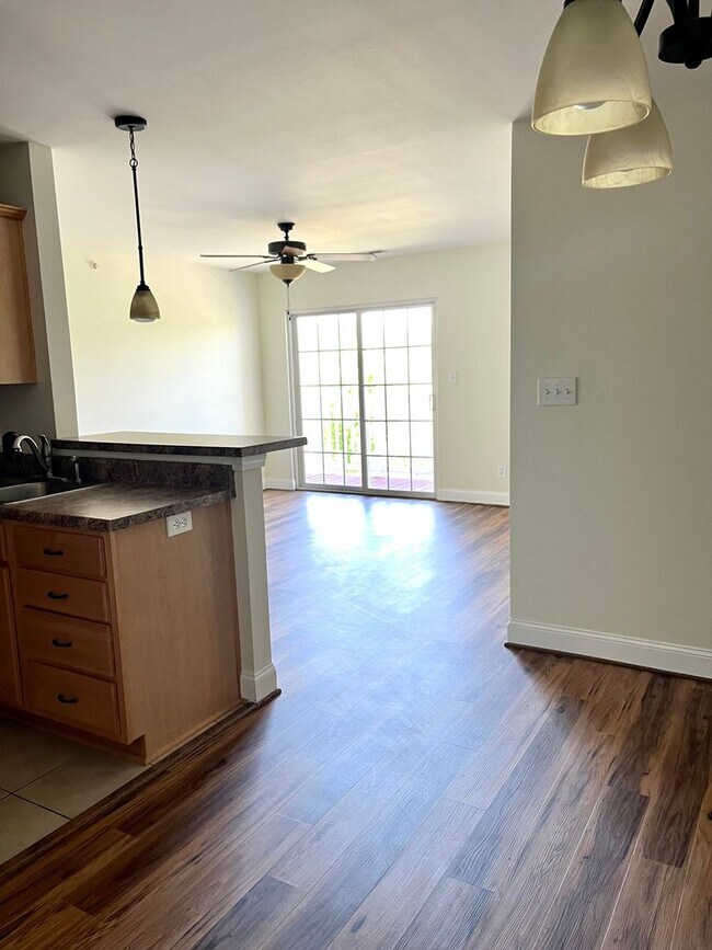 Building Photo - 3 bedroom, 2 bath condo with balcony, new floors, and new paint.