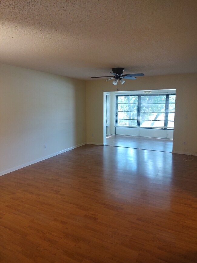 Building Photo - 3399 Mermoor Dr