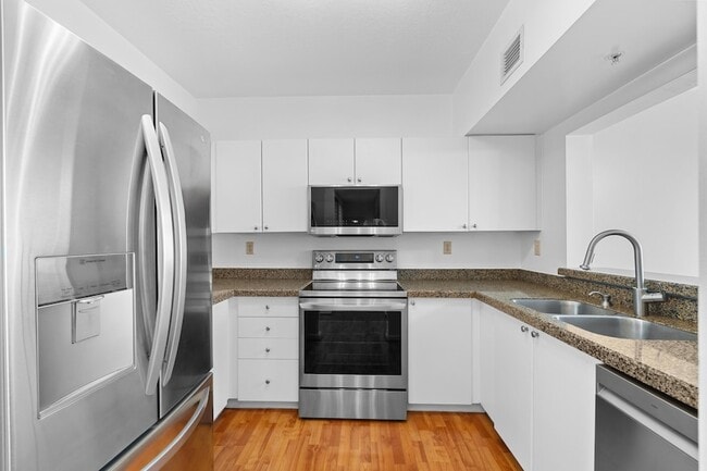 Building Photo - 3020 NE 32nd Ave